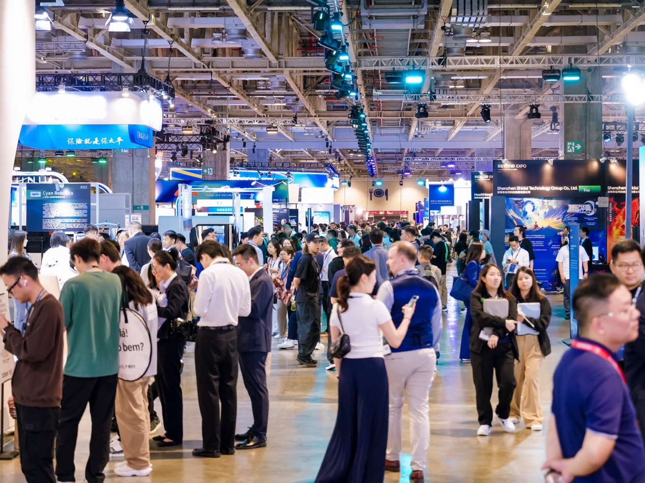 许多人站在火车旁走

AI 生成的内容可能不正确。